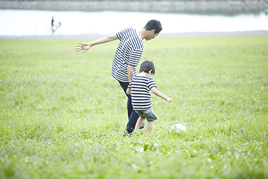 公園で親子でサッカー