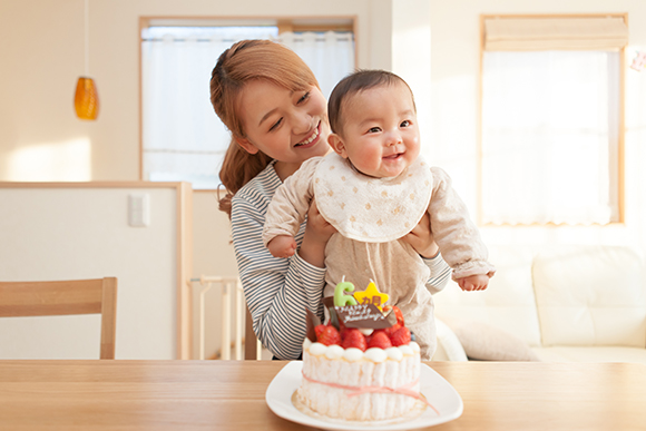 お母さんと赤ちゃんとケーキの写真