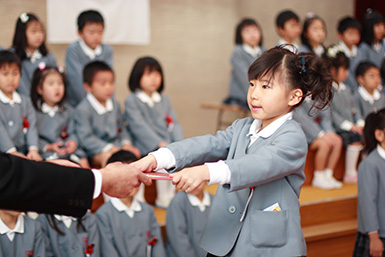 幼稚園・保育園の卒園式・謝恩会とは? 実施時期から当日の流れまで