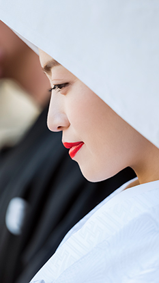 結婚式の花嫁さんの横顔の写真